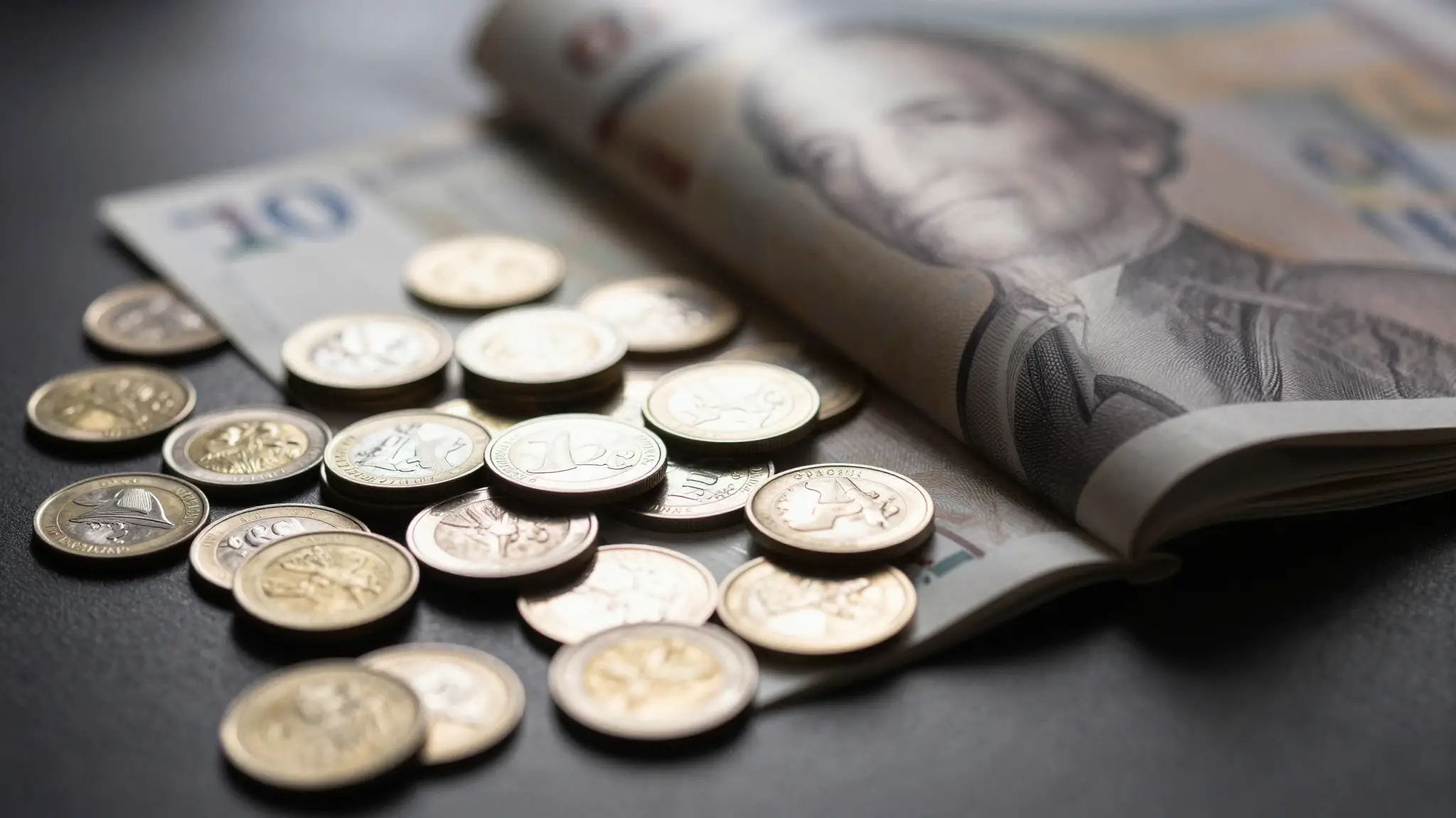 عملات ودراهم معدنية وأوراق نقدية تعبّر عن تاريخ الدرهم العربي ومكانته في الأسواق المالية